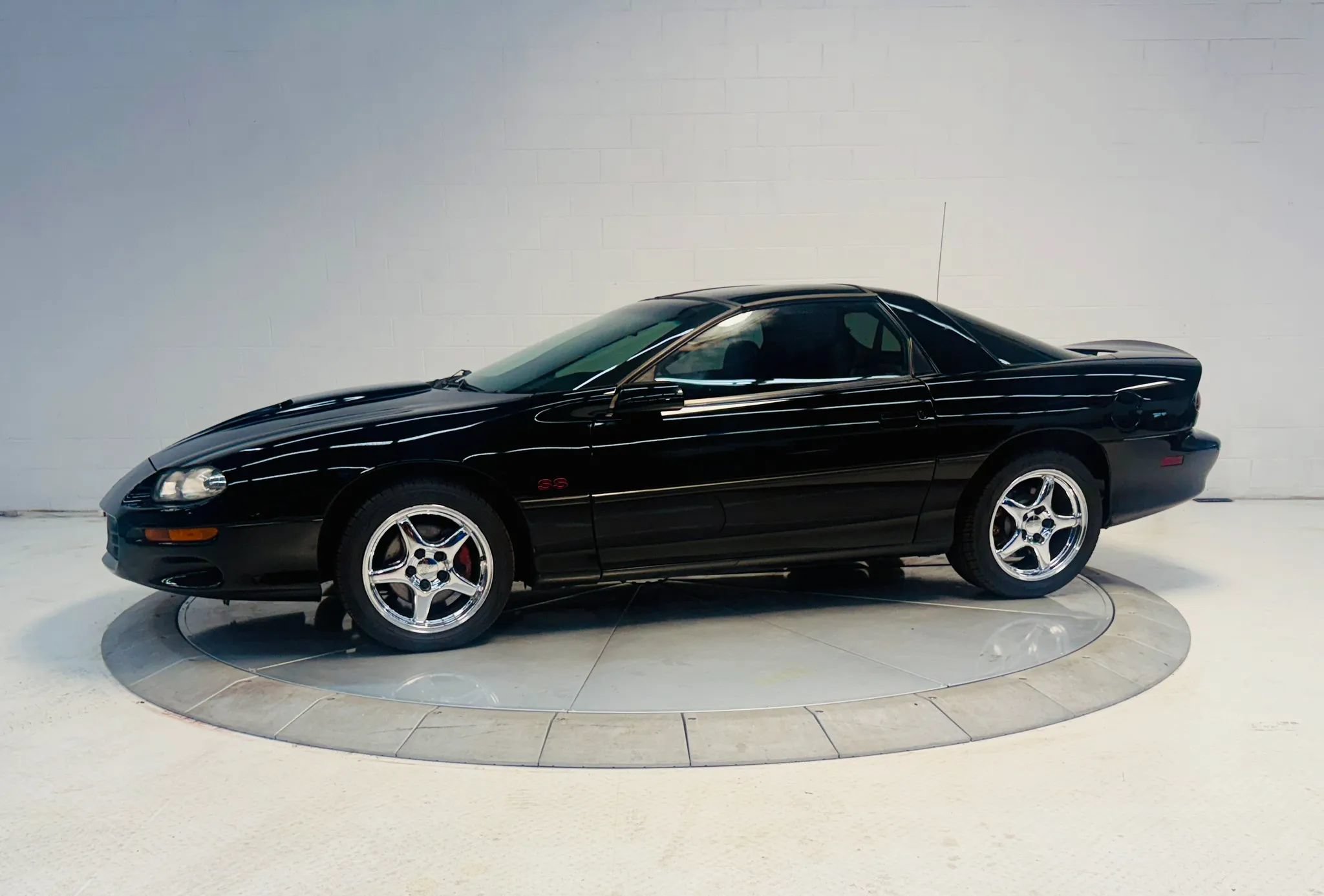 Used 2000 Chevrolet Camaro Z28 w/ SS Performance/Appearance Pkg RWD image 2