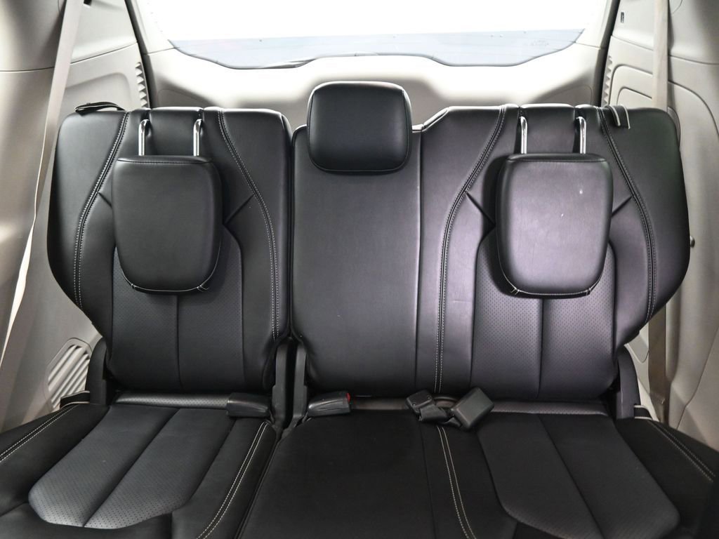 Used 2023 Chrysler Pacifica Touring-L image 14