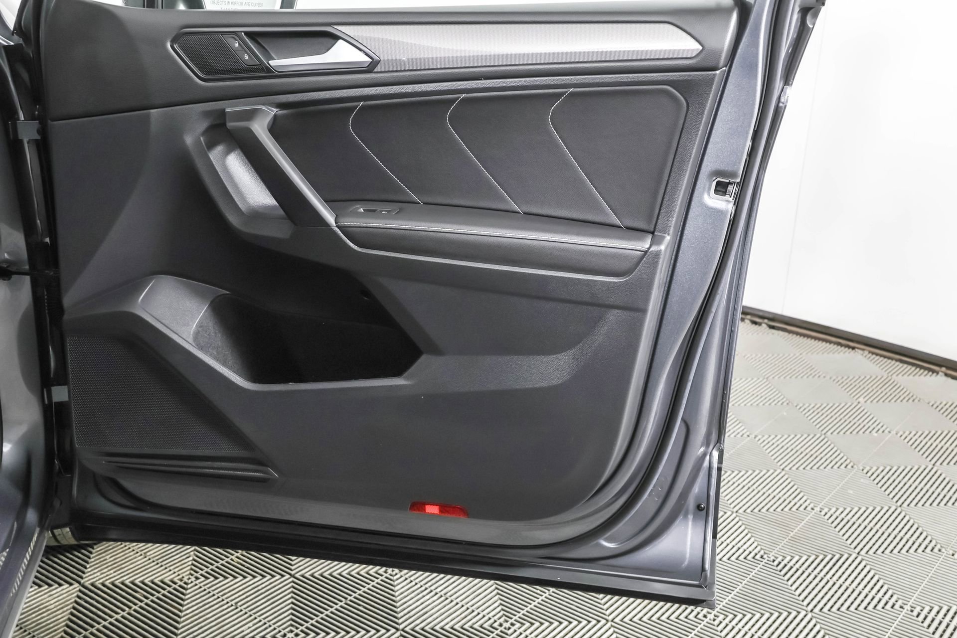 Used 2023 Volkswagen Tiguan SE image 46