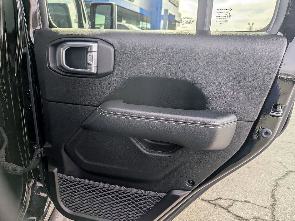 Used 2019 Jeep Wrangler Unlimited Sahara w/ Safety Group image 25