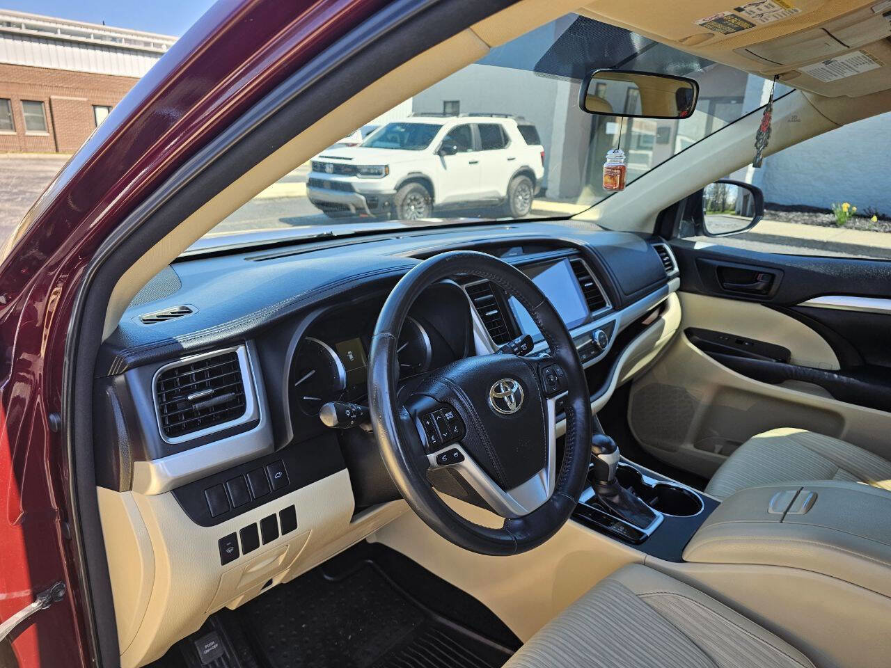 Used 2014 Toyota Highlander Plus FWD image 17