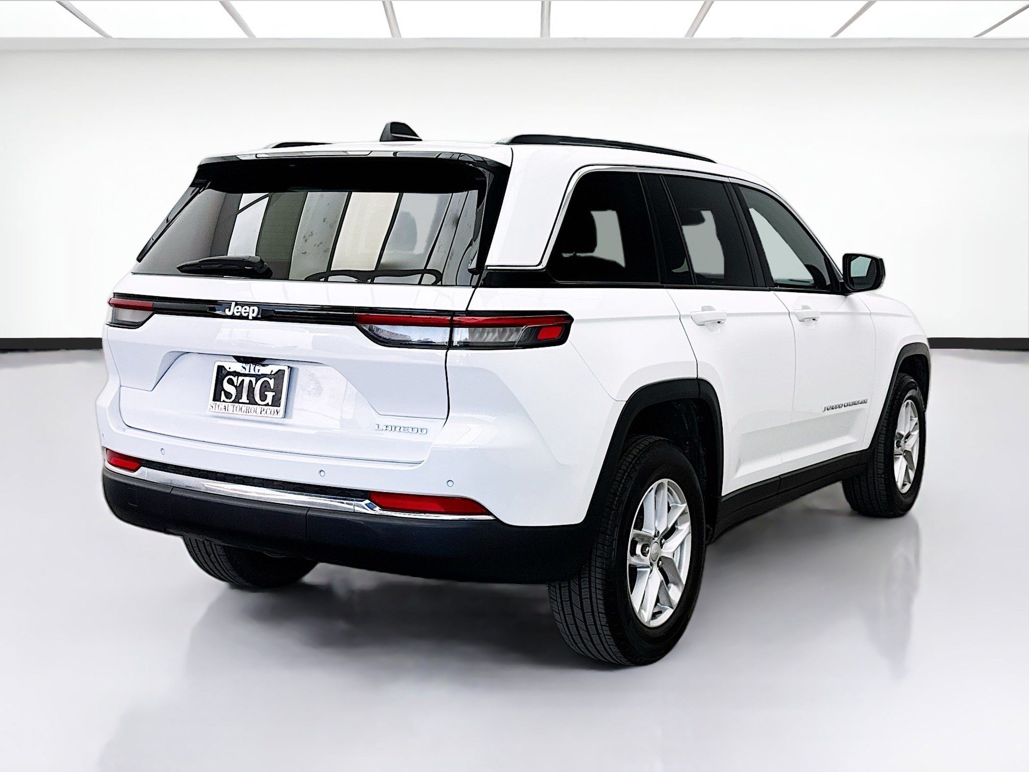 Used 2024 Jeep Grand Cherokee Laredo X RWD image 4