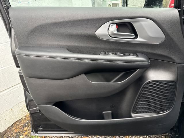 Used 2019 Chrysler Pacifica Touring-L w/ S Appearance Package image 19