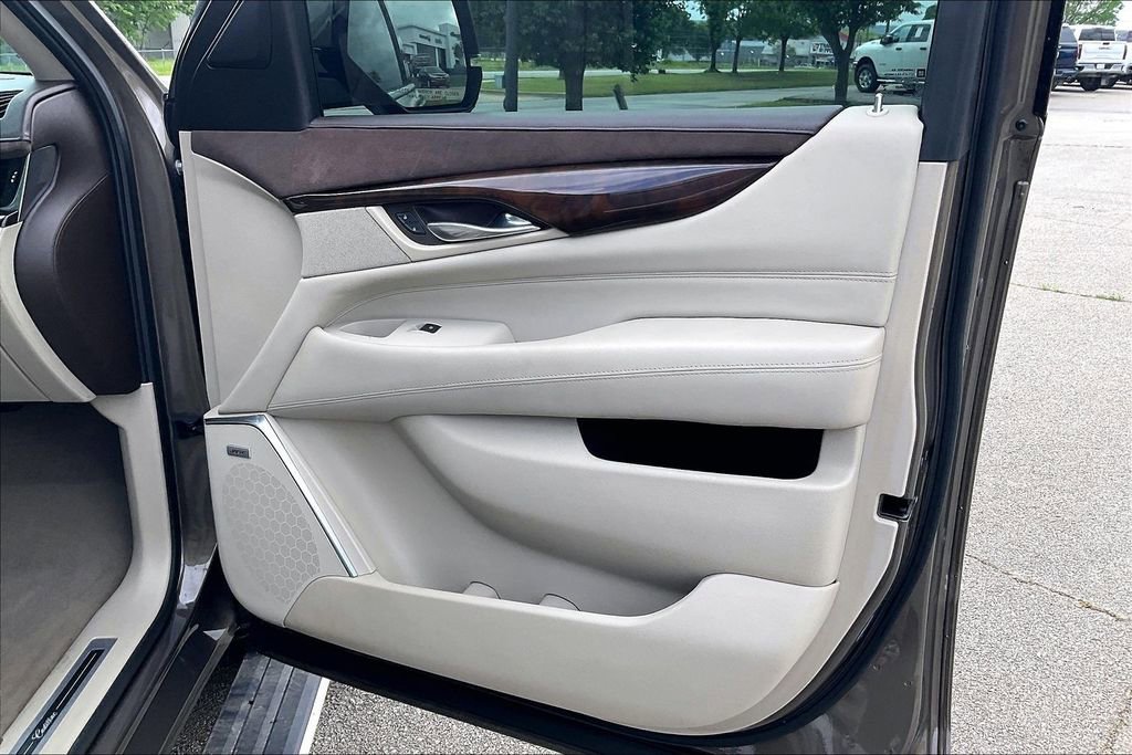 Used 2016 Cadillac Escalade Premium AWD/4WD image 23