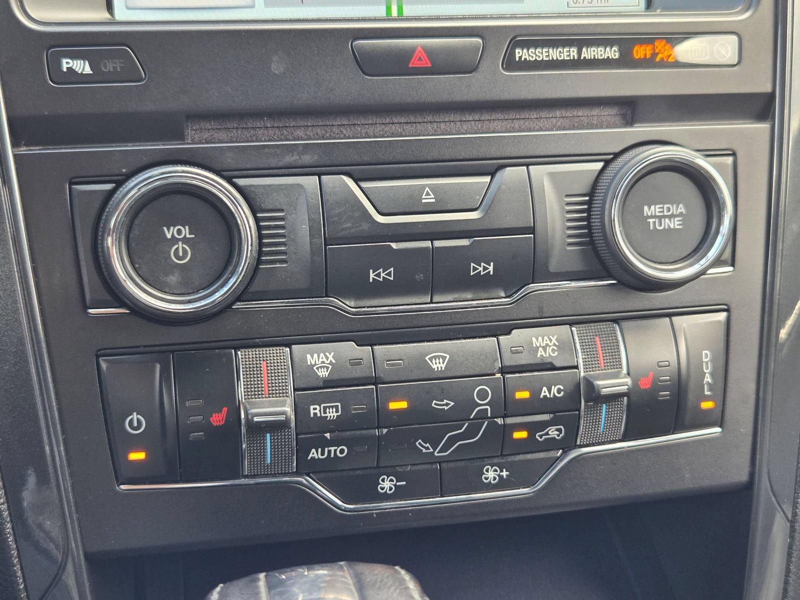 Used 2018 Ford Explorer XLT w/ Equipment Group 202A FWD image 24