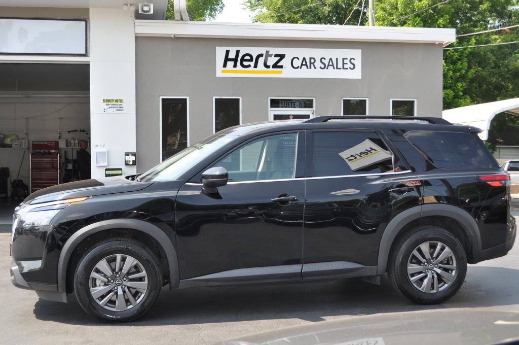 Used 2024 Nissan Pathfinder SV image 2