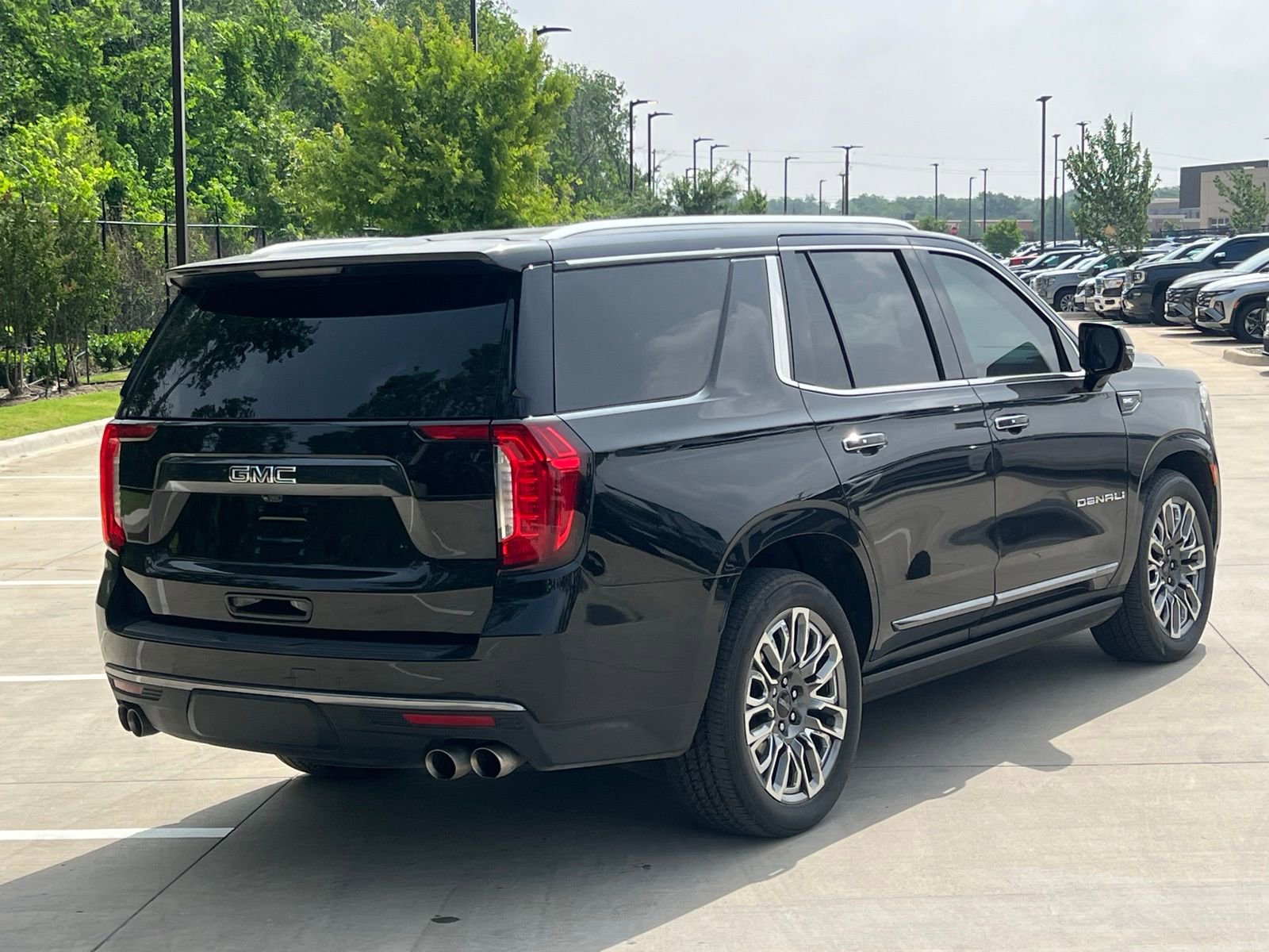 Used 2023 GMC Yukon Denali Ultimate AWD/4WD image 12