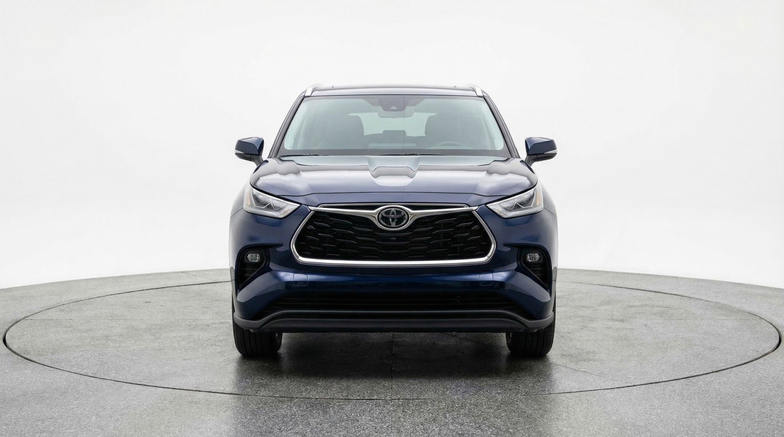 Used 2025 Toyota Highlander LE FWD image 2