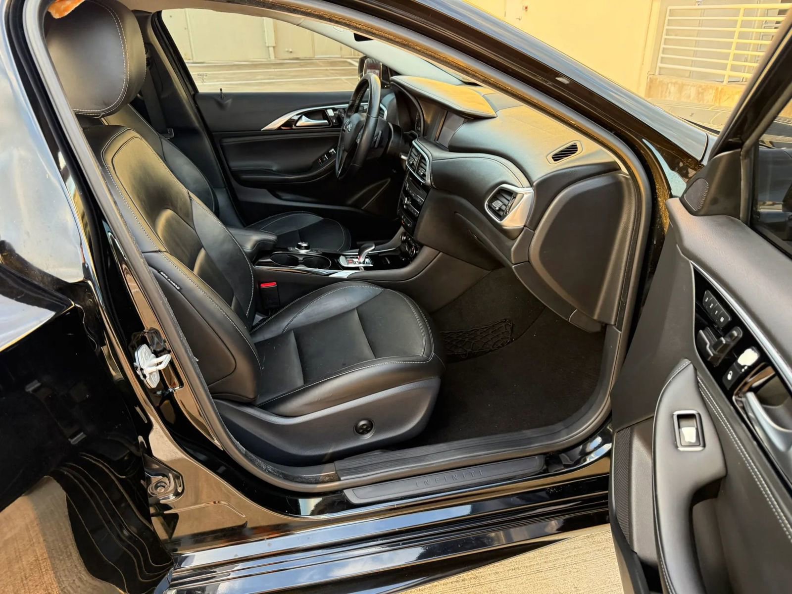 Used 2018 INFINITI QX30 w/ Cargo Package FWD image 17