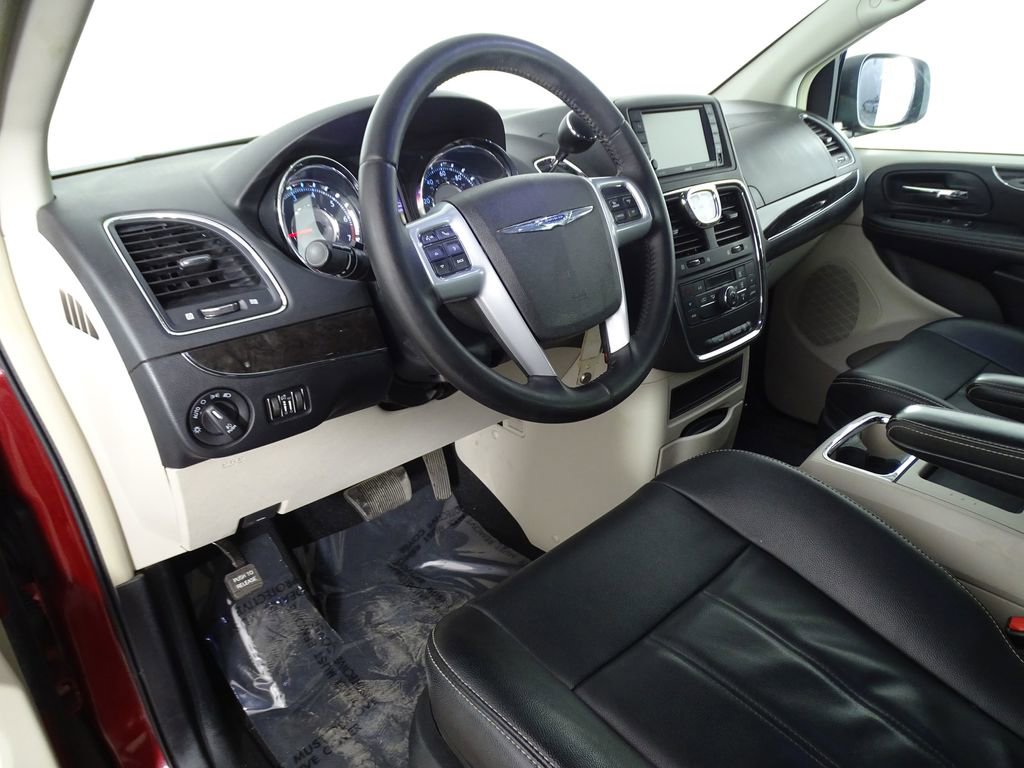 Used 2014 Chrysler Town & Country Touring image 22