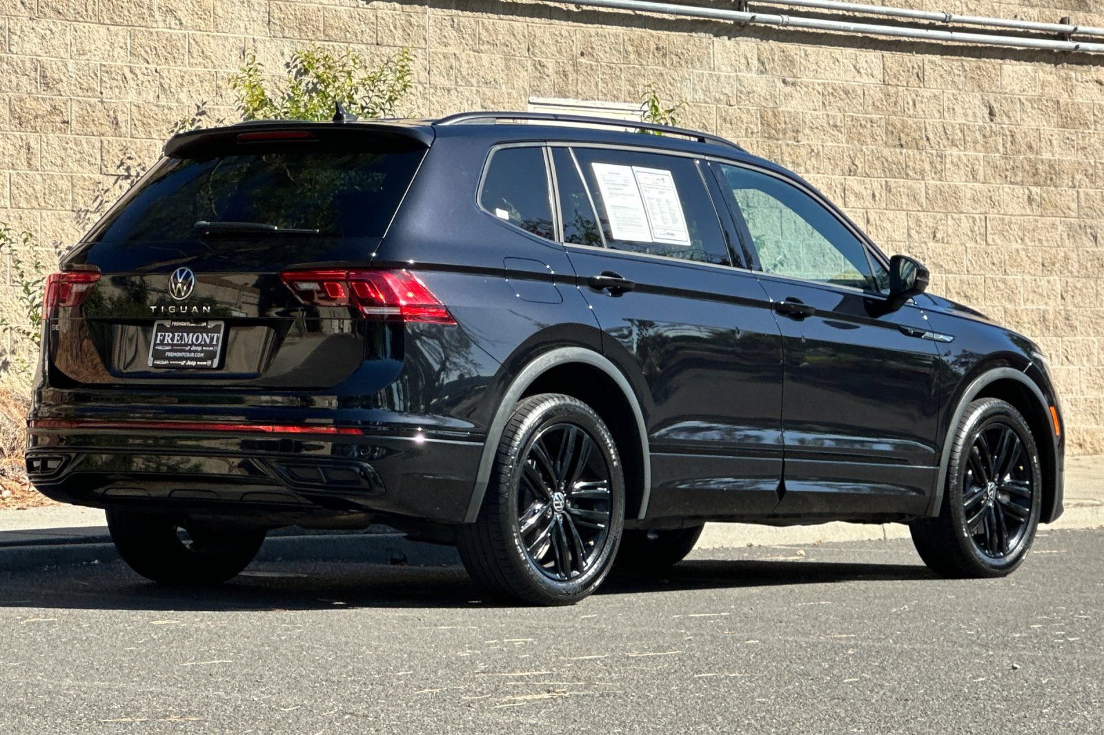 Used 2022 Volkswagen Tiguan SE R-Line FWD image 3