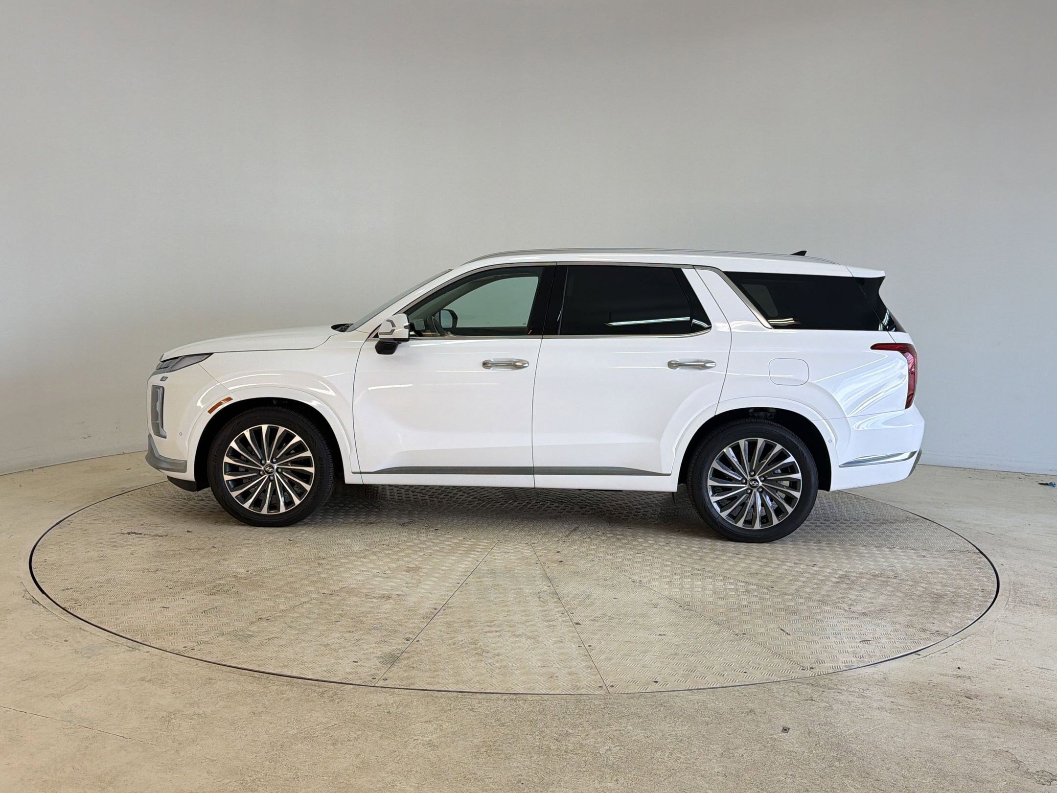 Used 2025 Hyundai Palisade Calligraphy AWD/4WD image 2