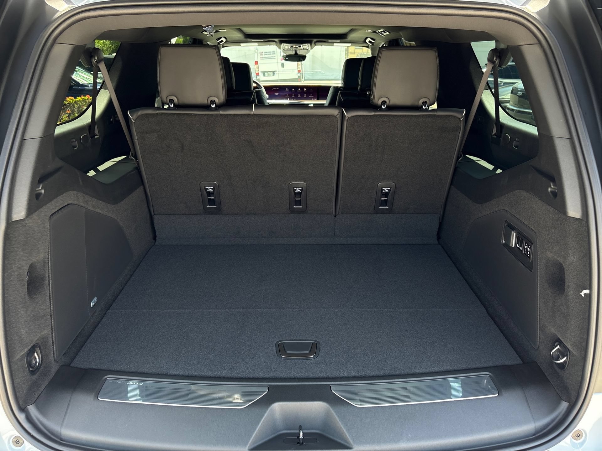 New 2026 Cadillac Escalade ESV Luxury AWD/4WD image 11