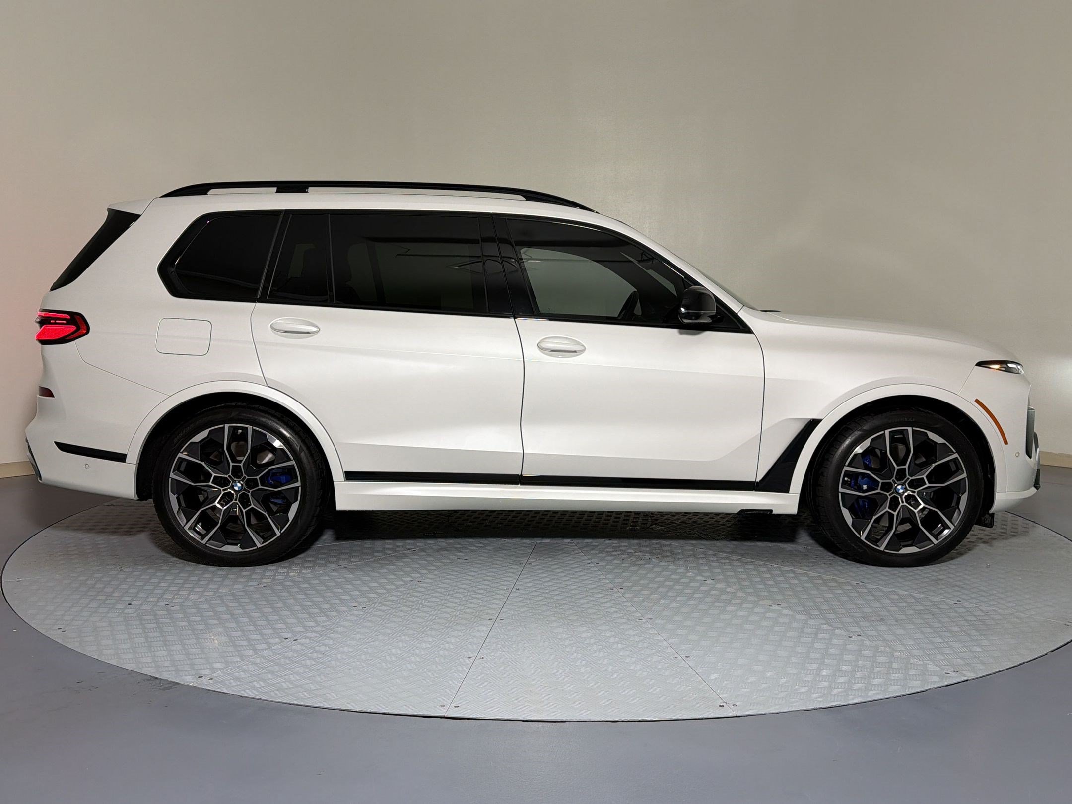Used 2025 BMW X7 M60i w/ Executive Package AWD/4WD image 6
