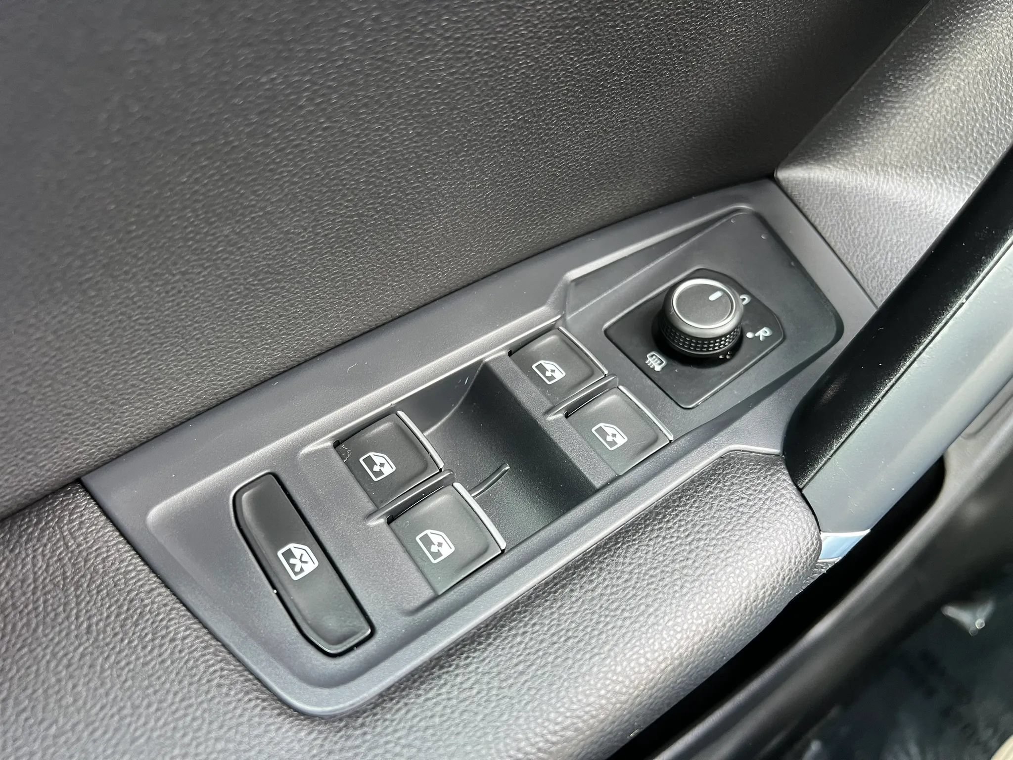 Used 2018 Volkswagen Tiguan SEL AWD/4WD image 32