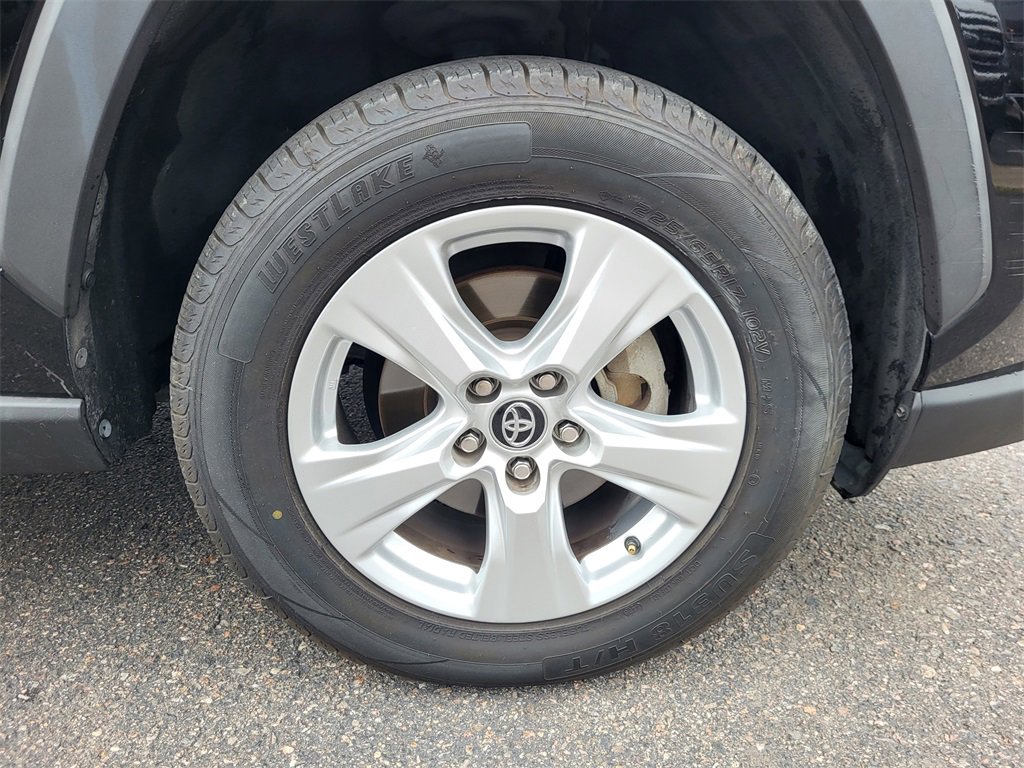 Used 2020 Toyota RAV4 XLE image 27
