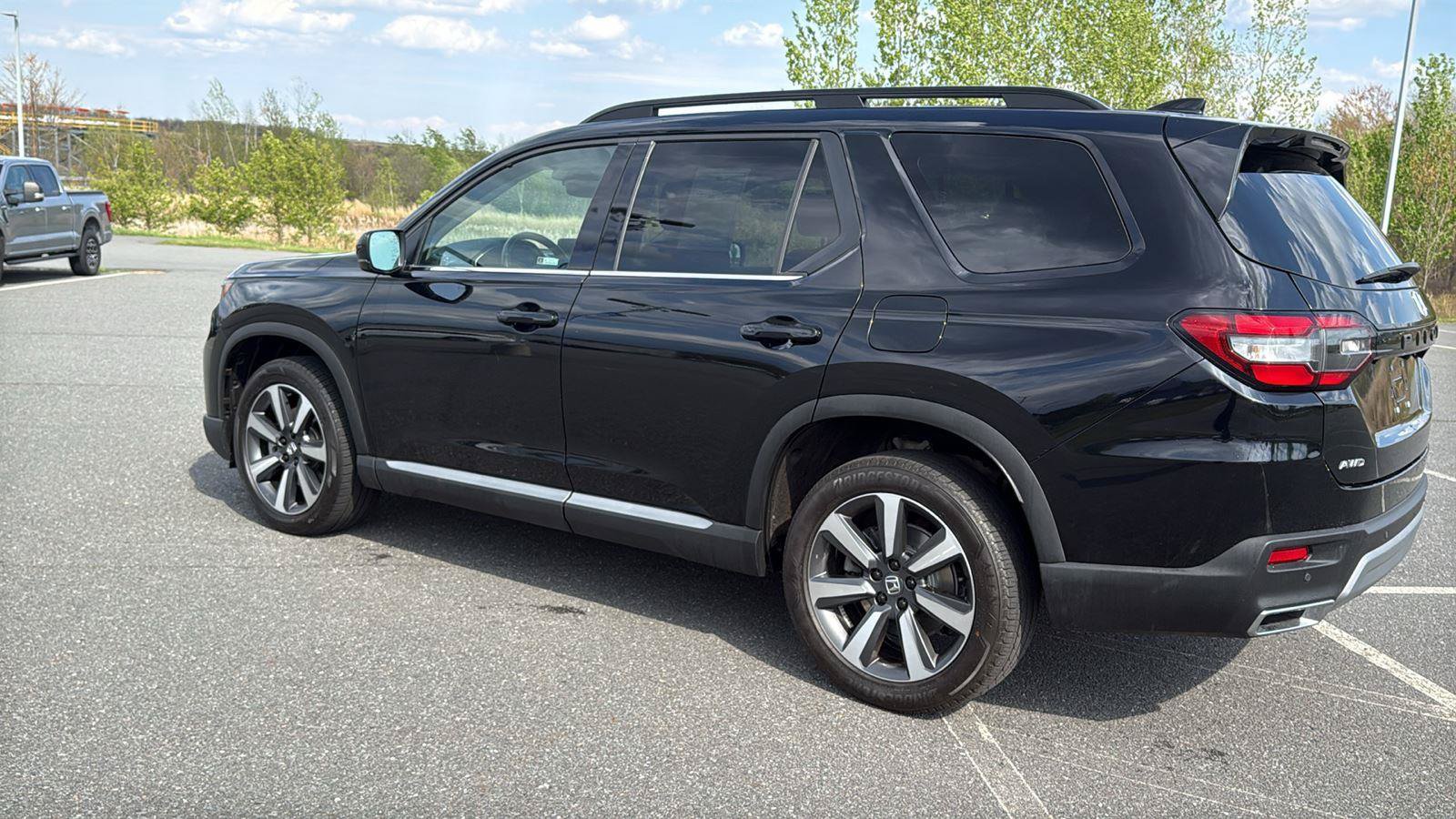 Used 2025 Honda Pilot Touring image 9