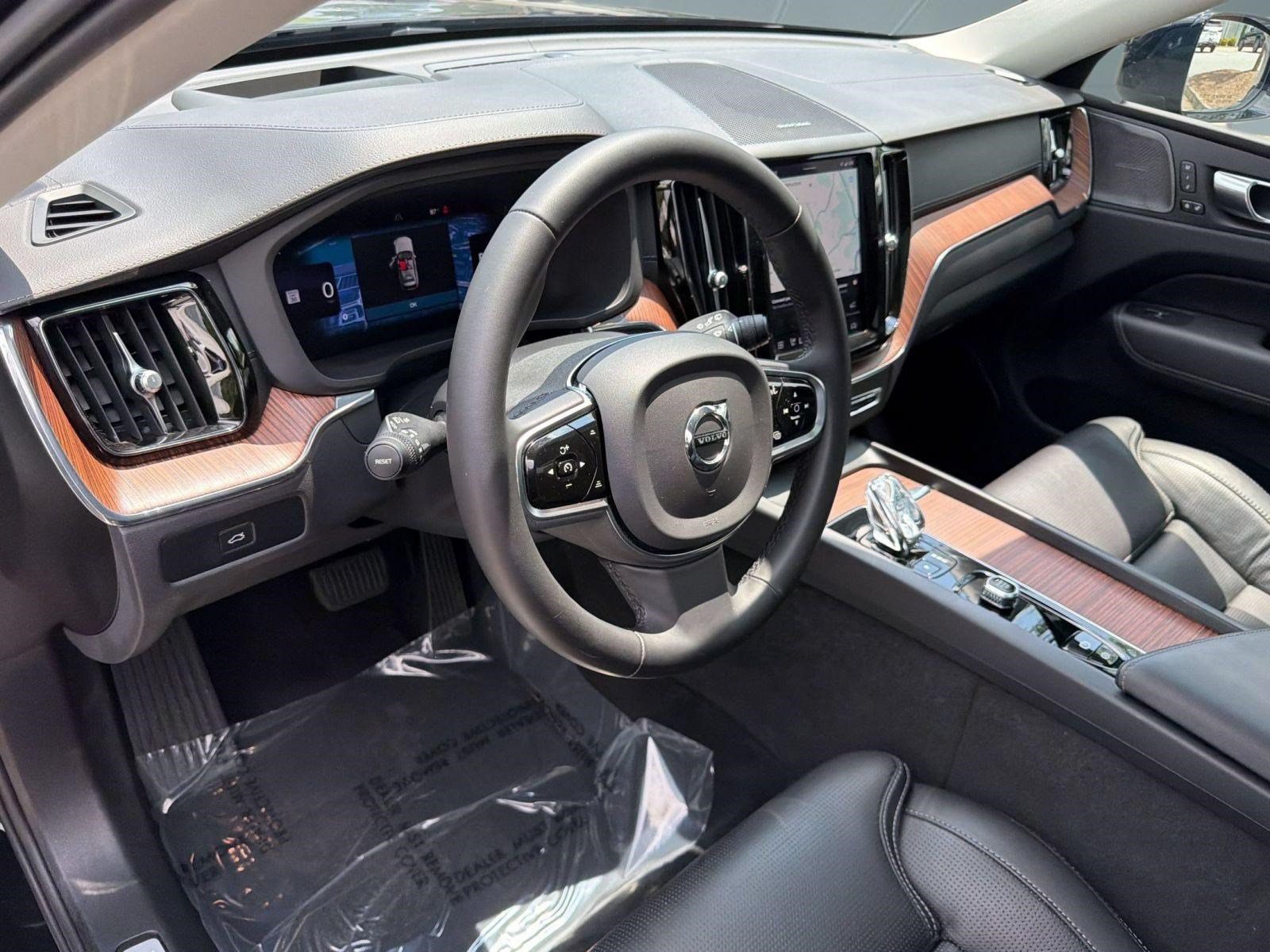 Certified 2024 Volvo XC60 B5 Ultimate w/ Protection Package Premier AWD/4WD image 4