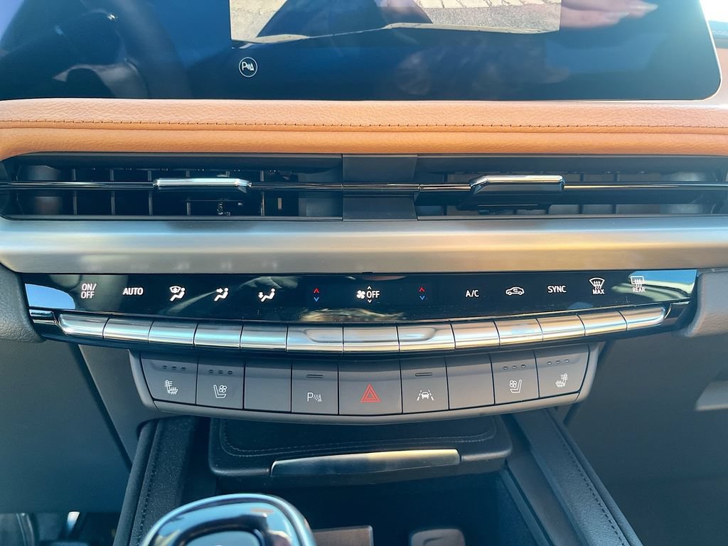 Certified 2025 Cadillac XT4 Premium Luxury w/ LPO, ONYX Package AWD/4WD image 15