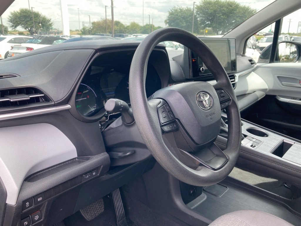 Used 2025 Toyota Sienna LE FWD image 7