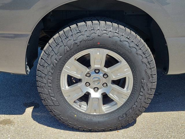 Used 2018 Nissan Titan SV image 9