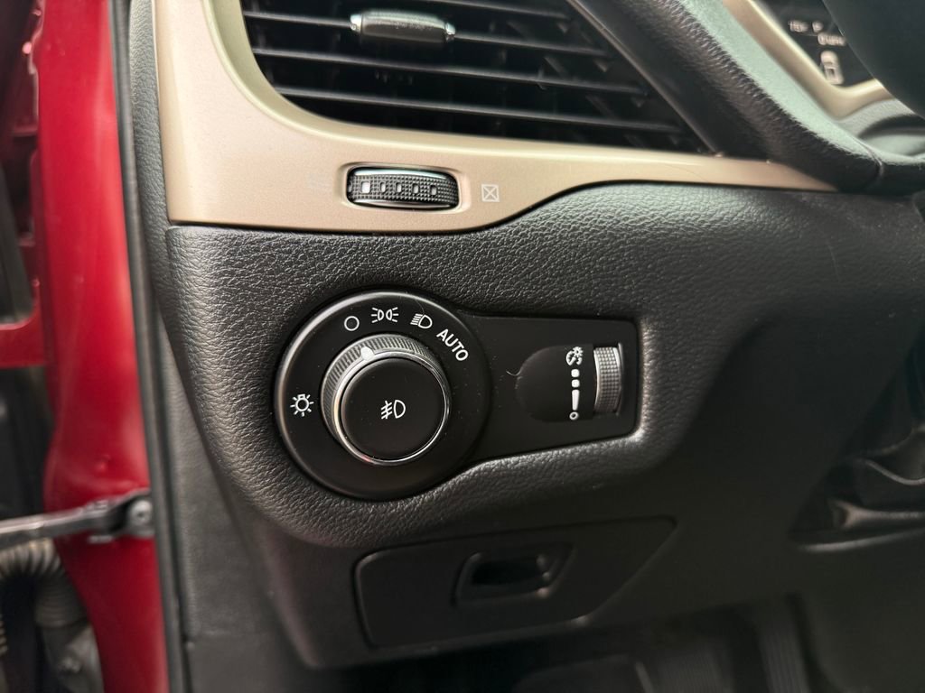 Used 2018 Jeep Cherokee Latitude AWD/4WD image 39