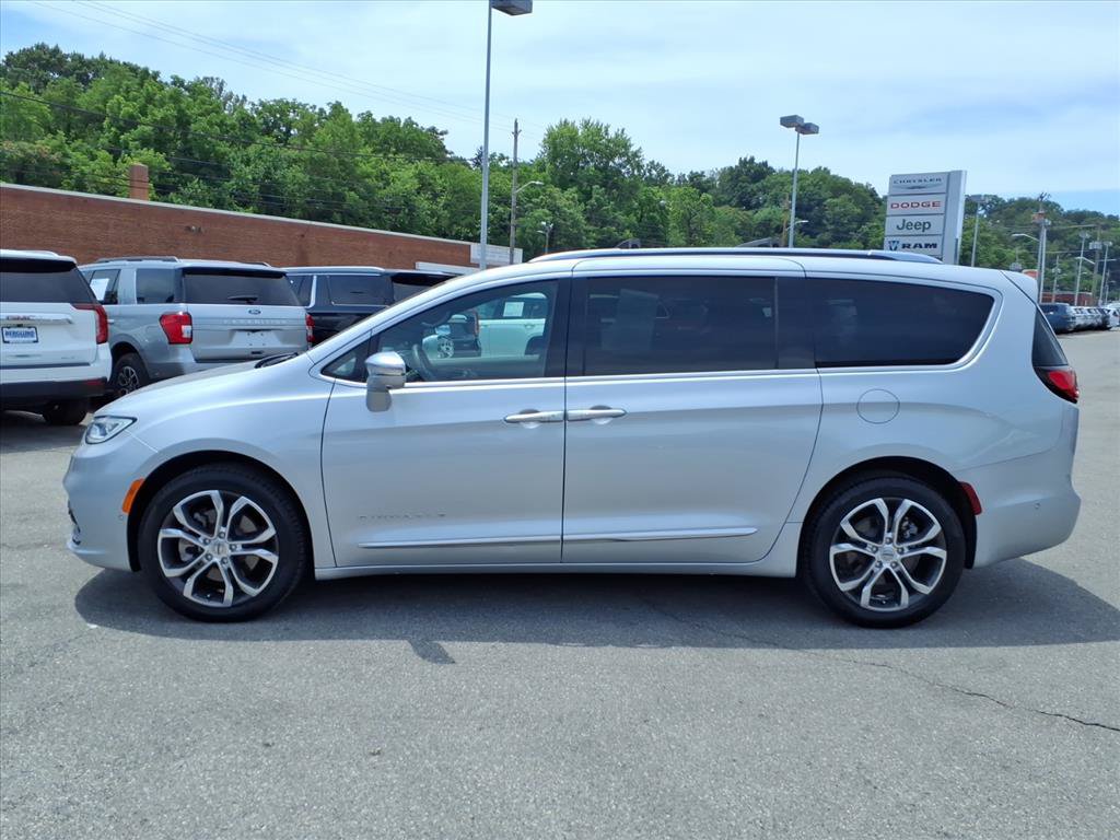 Used 2024 Chrysler Pacifica Pinnacle w/ Trailer Tow Group AWD/4WD image 7