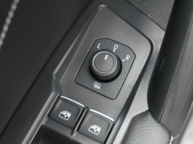 Used 2022 Volkswagen Tiguan SE R-Line image 12