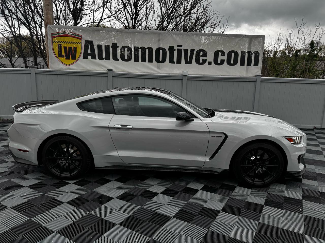 Used 2017 Ford Mustang Shelby GT350 RWD image 3