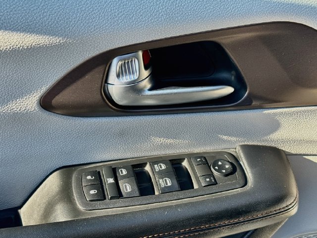 Used 2018 Chrysler Pacifica Touring Plus w/ Tire & Wheel Group FWD image 22