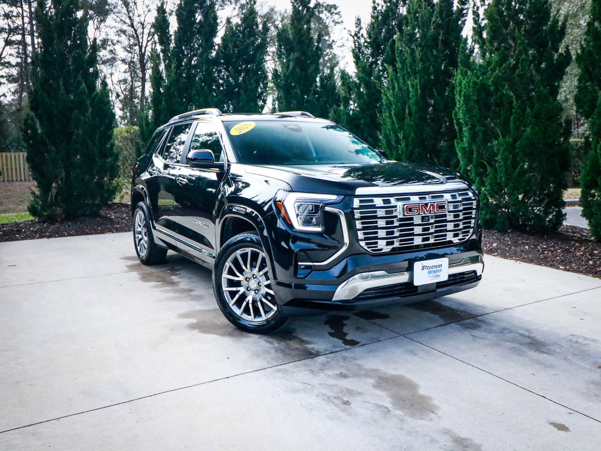 Used 2026 GMC Terrain Denali image 2