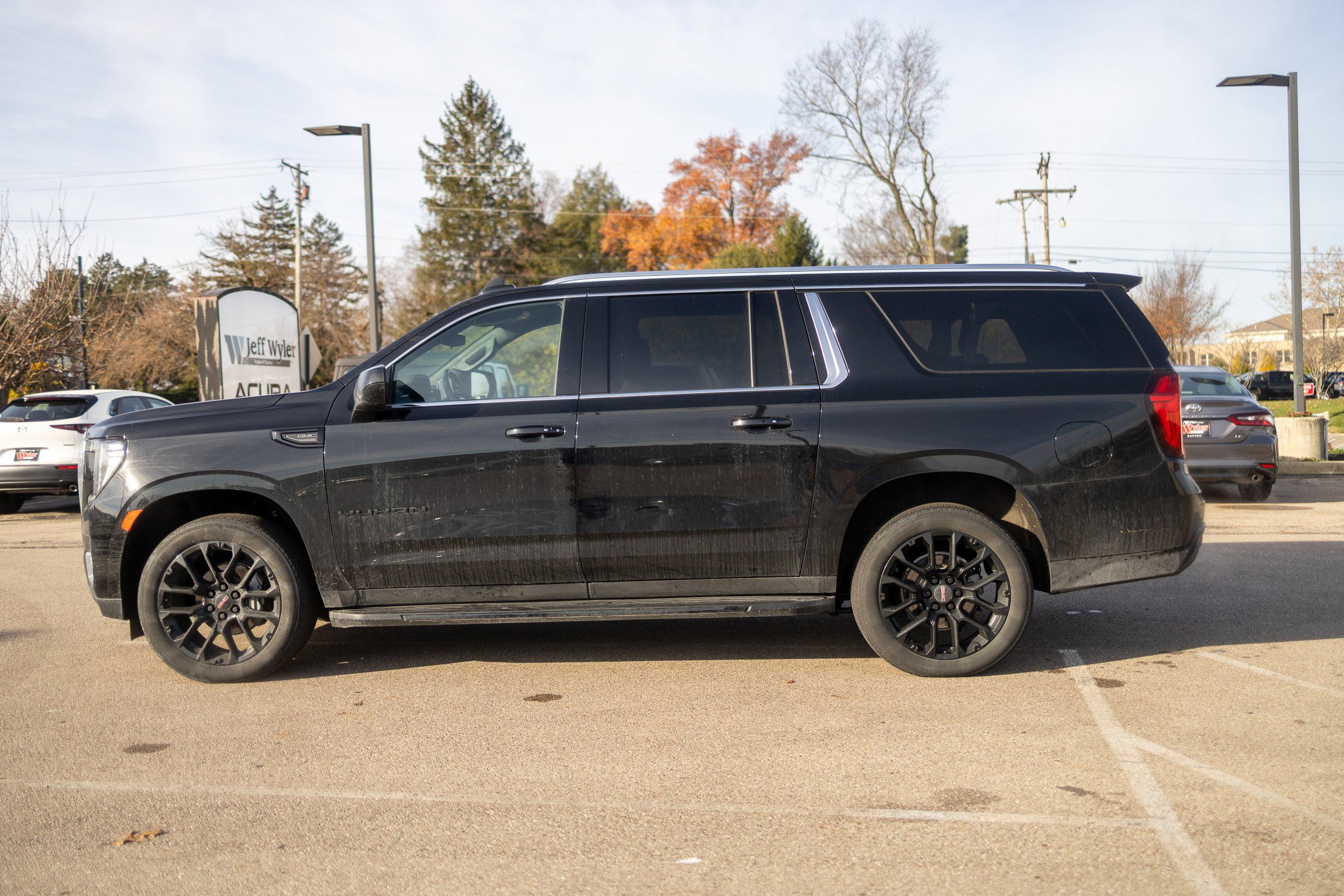 Used 2023 GMC Yukon XL SLE image 21