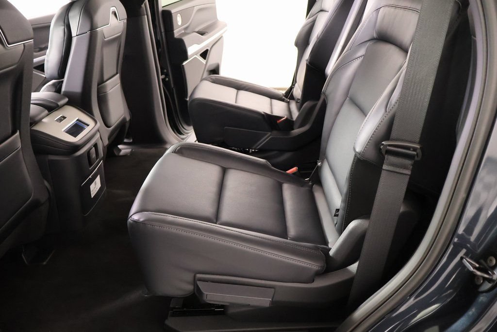 New 2025 Lincoln Navigator Reserve w/ Jet Appearance Package AWD/4WD image 12