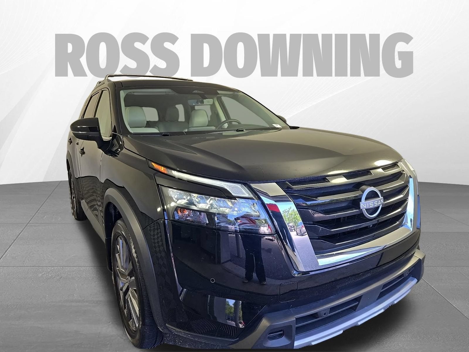 Used 2025 Nissan Pathfinder SL w/ SL Premium Package FWD image 3