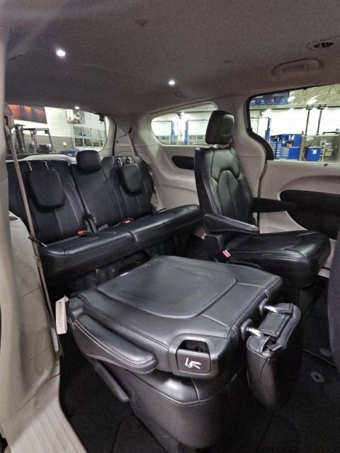 Used 2024 Chrysler Pacifica Touring-L image 40