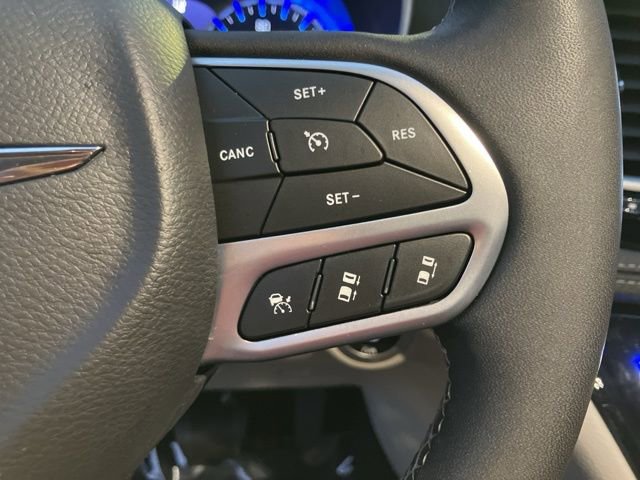 Used 2023 Chrysler Pacifica Touring-L image 15