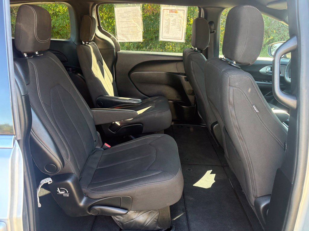 Used 2023 Chrysler Pacifica Touring FWD image 31