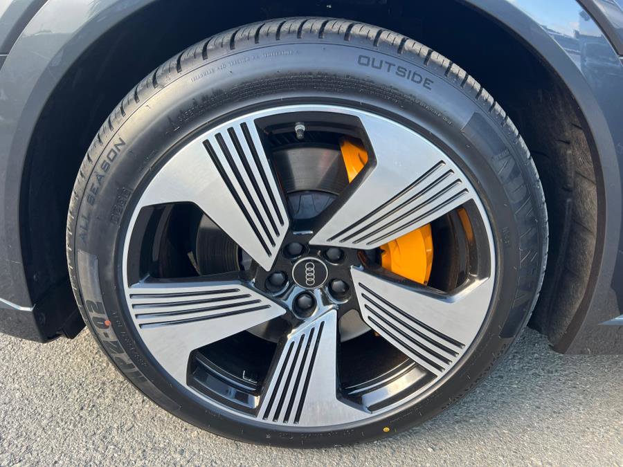 Used 2023 Audi e-tron Premium Plus w/ Premium Plus Package image 50