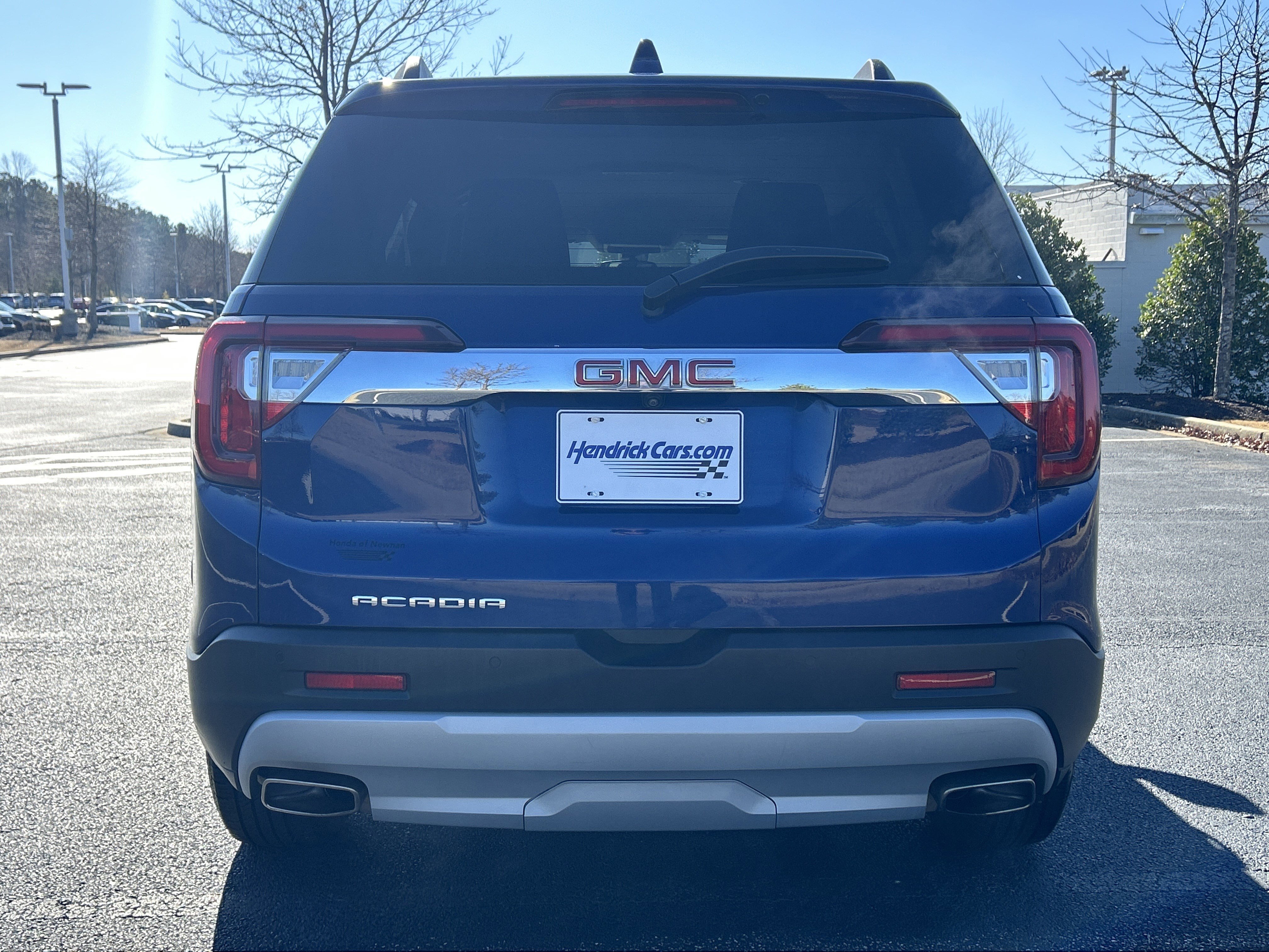 Used 2023 GMC Acadia SLT image 2