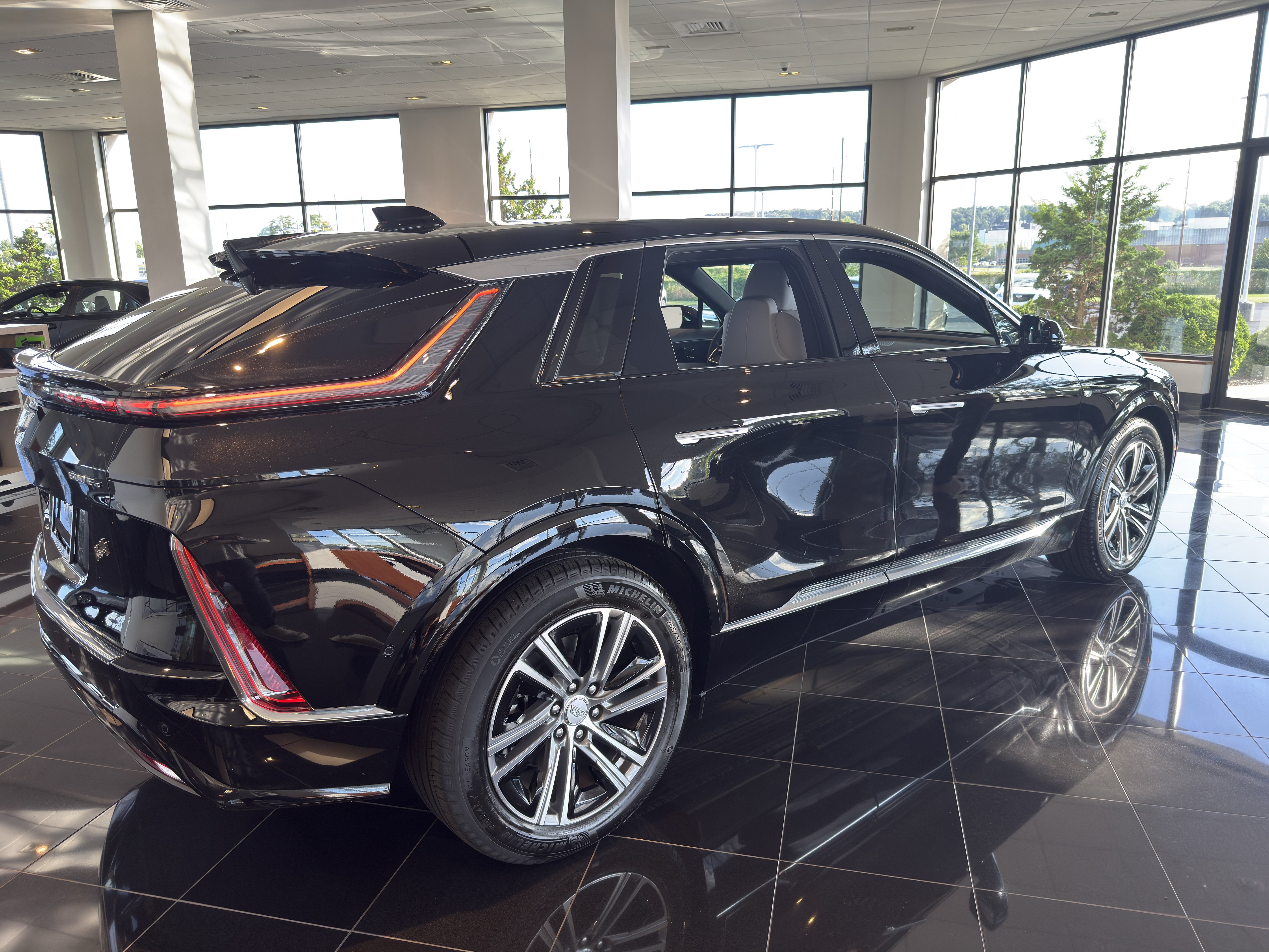 Used 2025 Cadillac Lyriq Luxury AWD/4WD image 8