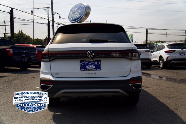 Used 2025 Volkswagen Taos SE w/ Panoramic Sunroof Package FWD image 4