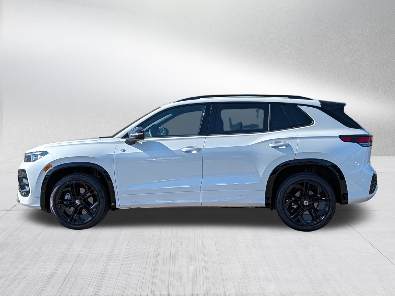 Certified 2026 Volkswagen Tiguan SE R-Line AWD/4WD image 4