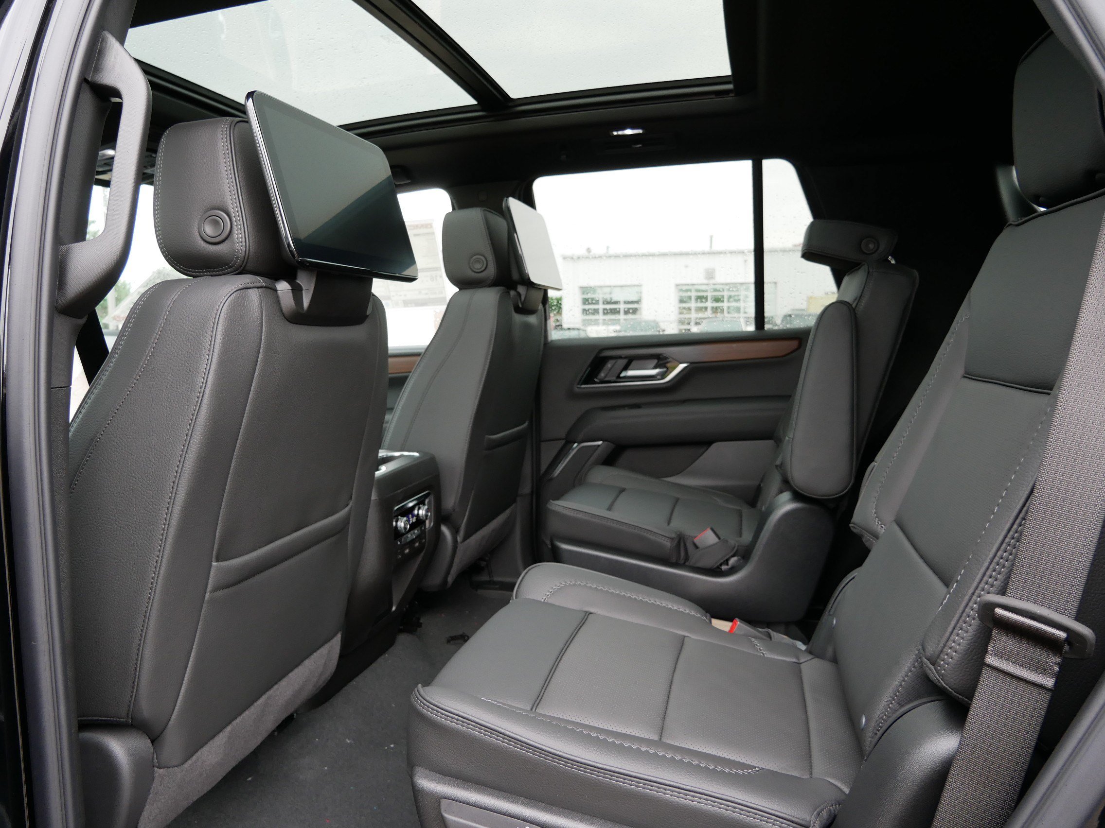 New 2026 GMC Yukon Denali w/ Denali Reserve Package AWD/4WD image 11