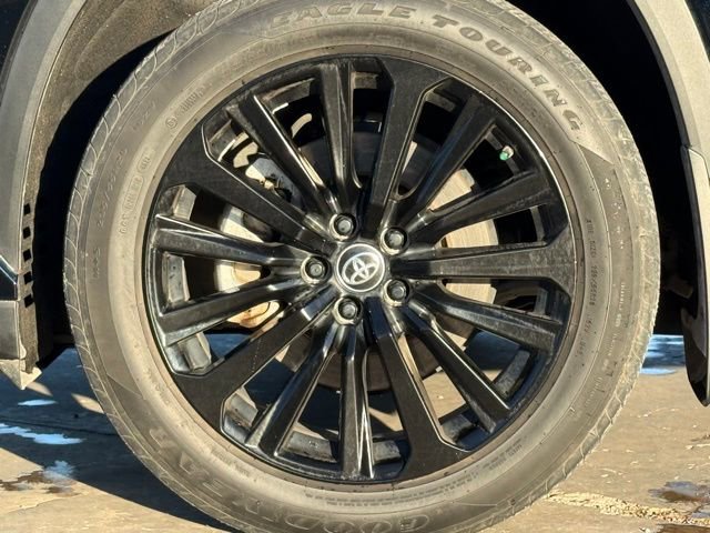 Used 2024 Toyota Highlander XSE FWD image 12