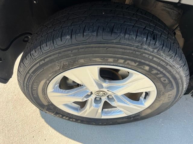 Used 2021 Toyota RAV4 XLE AWD/4WD image 17