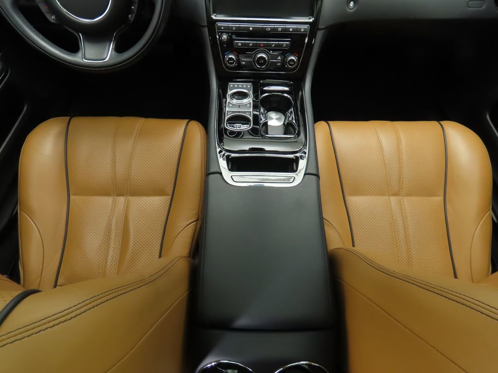 Used 2019 Jaguar XJ R-Sport image 17