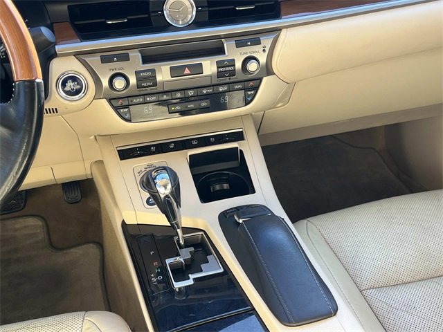 Used 2015 Lexus ES 300h image 16