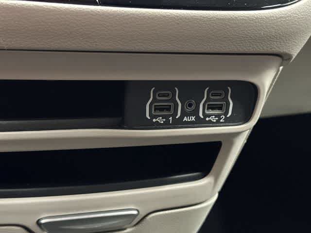 Used 2024 Chrysler Pacifica Touring-L FWD image 25