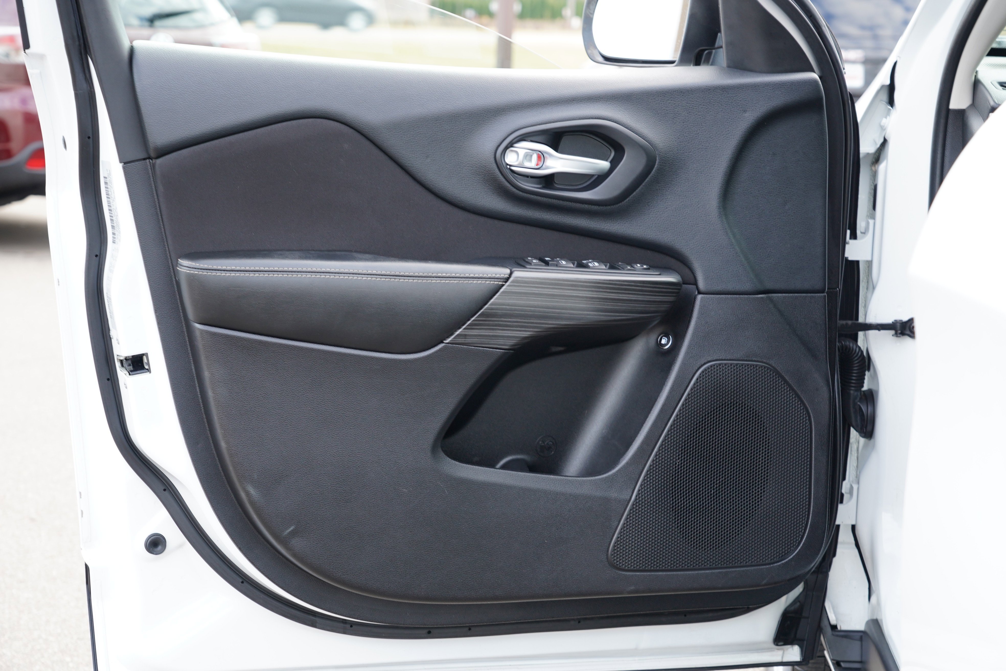 Used 2015 Jeep Cherokee Latitude image 14