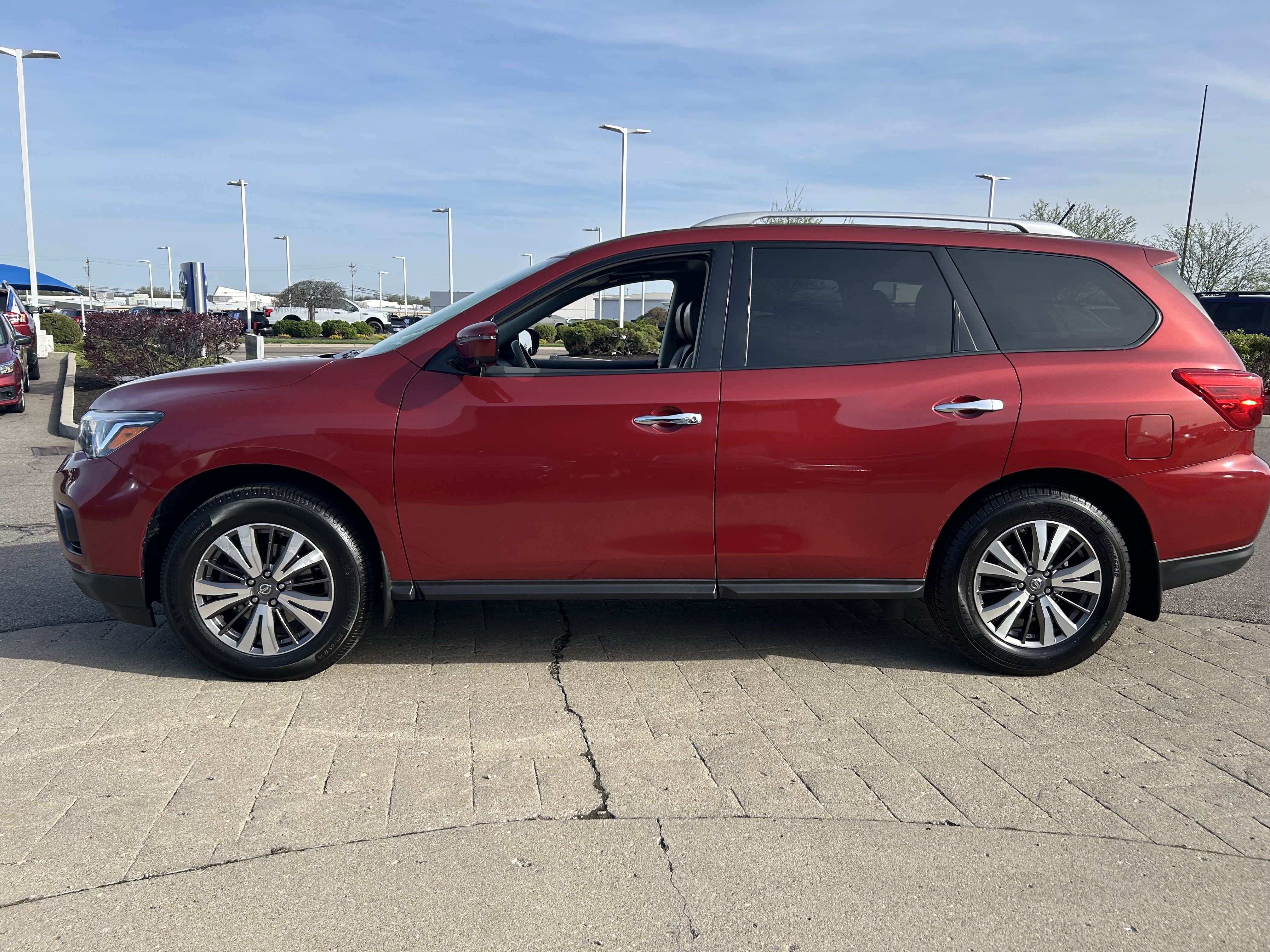 Used 2017 Nissan Pathfinder SL w/ SL Premium Package image 4